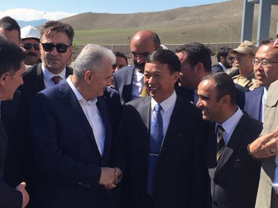 董事長王家安與時任土耳其總理耶爾德勒姆共同出席鵬飛集團在土耳其承建的3000t/d水泥生產(chǎn)線剪彩儀式，并親切交談